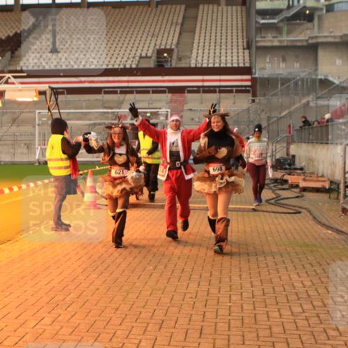 08.12.2024 - St. Pauli X-Mass-Run No. 14 Kathrin Stürmer Photography http://msf.ph/oto/7525023 08.12.2024 10:06:19 Ziel 78, 621, 696, 698, 795, 885, 890, 1424, 1786, 2003, 3083, 3257, 3259 meine-sportfotos.de