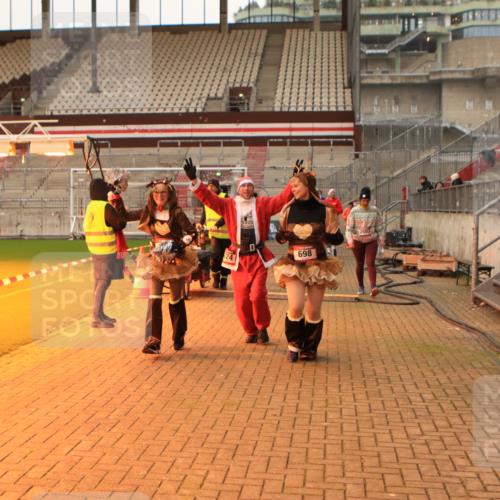 08.12.2024 - St. Pauli X-Mass-Run No. 14 Kathrin Stürmer Photography http://msf.ph/oto/7525024 08.12.2024 10:06:19 Ziel 78, 621, 696, 698, 795, 885, 890, 1424, 1786, 2003, 3083, 3257, 3259 meine-sportfotos.de