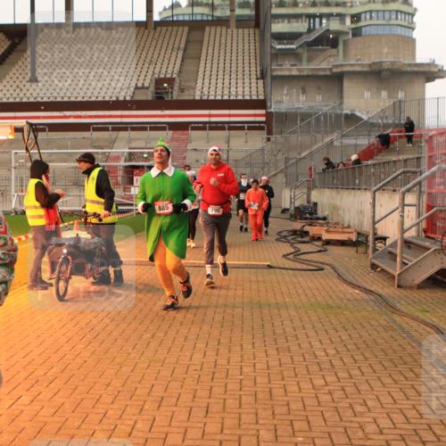 08.12.2024 - St. Pauli X-Mass-Run No. 14 Kathrin Stürmer Photography http://msf.ph/oto/7525034 08.12.2024 10:06:23 Ziel 78, 621, 698, 719, 795, 885, 890, 1424, 1786, 2003, 2751, 2755, 3083, 3337, 3343 meine-sportfotos.de