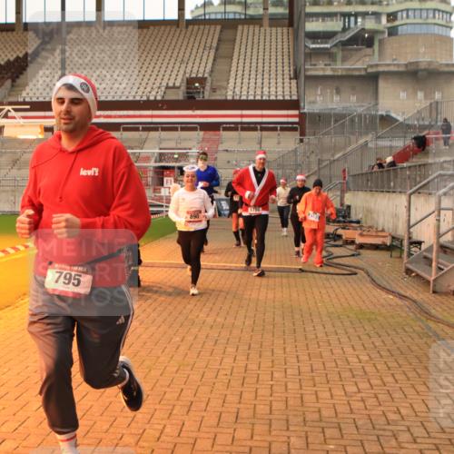 08.12.2024 - St. Pauli X-Mass-Run No. 14 Kathrin Stürmer Photography http://msf.ph/oto/7525041 08.12.2024 10:06:26 Ziel 78, 621, 698, 719, 795, 885, 890, 1424, 1786, 1940, 2003, 2062, 2751, 2755, 3083, 3337, 3343 meine-sportfotos.de