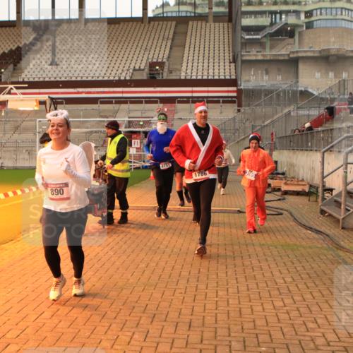 08.12.2024 - St. Pauli X-Mass-Run No. 14 Kathrin Stürmer Photography http://msf.ph/oto/7525045 08.12.2024 10:06:27 Ziel 78, 621, 698, 719, 795, 885, 890, 1424, 1786, 1940, 2003, 2062, 2751, 2755, 3083, 3337, 3343 meine-sportfotos.de