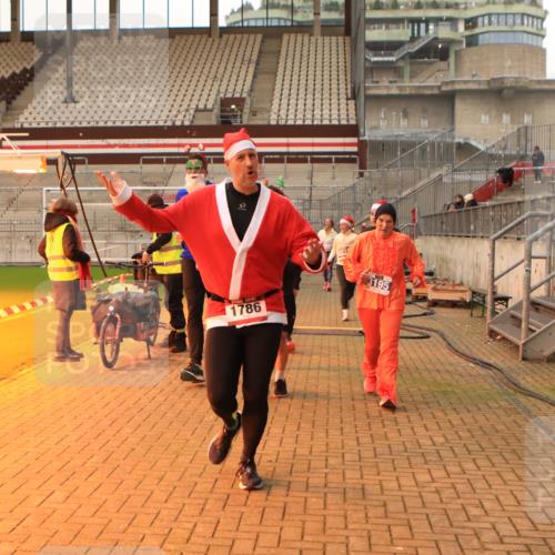 08.12.2024 - St. Pauli X-Mass-Run No. 14 Kathrin Stürmer Photography http://msf.ph/oto/7525050 08.12.2024 10:06:28 Ziel 78, 621, 698, 719, 795, 885, 890, 1424, 1786, 1940, 2003, 2062, 2751, 2755, 3083, 3337, 3343 meine-sportfotos.de