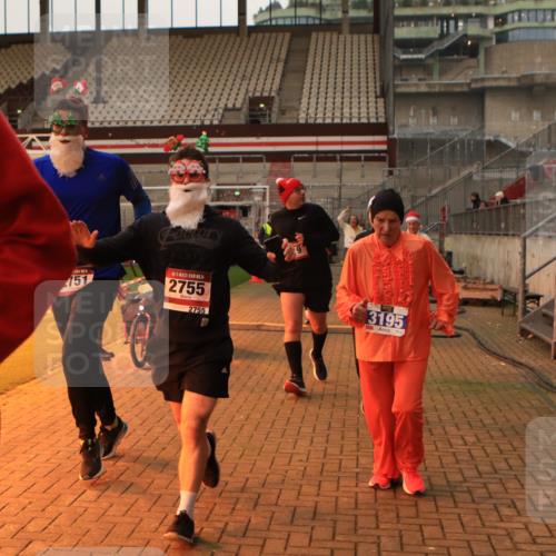 08.12.2024 - St. Pauli X-Mass-Run No. 14 Kathrin Stürmer Photography http://msf.ph/oto/7525056 08.12.2024 10:06:29 Ziel 621, 698, 719, 795, 885, 890, 1424, 1786, 1940, 2003, 2062, 2751, 2755, 3083, 3337, 3343 meine-sportfotos.de