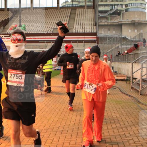 08.12.2024 - St. Pauli X-Mass-Run No. 14 Kathrin Stürmer Photography http://msf.ph/oto/7525058 08.12.2024 10:06:30 Ziel 151, 621, 698, 719, 795, 885, 890, 1424, 1786, 1940, 2003, 2062, 2346, 2751, 2755, 3083, 3337, 3343 meine-sportfotos.de