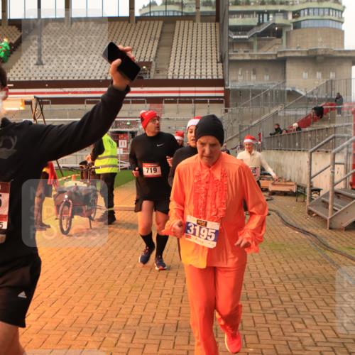 08.12.2024 - St. Pauli X-Mass-Run No. 14 Kathrin Stürmer Photography http://msf.ph/oto/7525059 08.12.2024 10:06:30 Ziel 151, 621, 698, 719, 795, 885, 890, 1424, 1786, 1940, 2003, 2062, 2346, 2751, 2755, 3083, 3337, 3343 meine-sportfotos.de