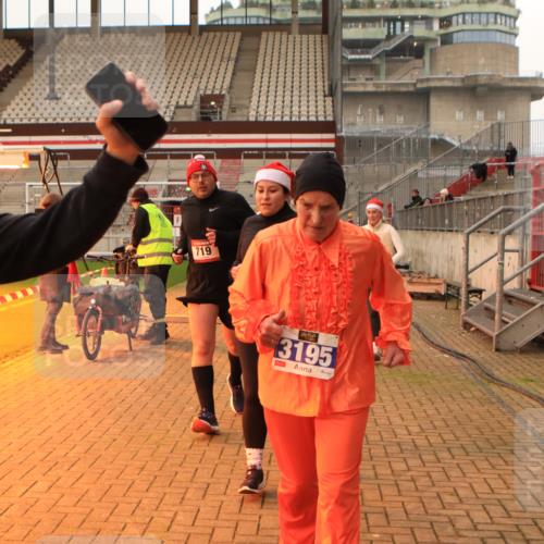 08.12.2024 - St. Pauli X-Mass-Run No. 14 Kathrin Stürmer Photography http://msf.ph/oto/7525060 08.12.2024 10:06:30 Ziel 151, 621, 698, 719, 795, 885, 890, 1424, 1786, 1940, 2003, 2062, 2346, 2751, 2755, 3083, 3337, 3343 meine-sportfotos.de