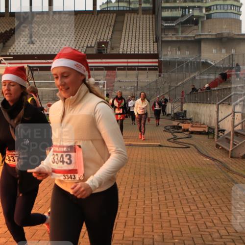 08.12.2024 - St. Pauli X-Mass-Run No. 14 Kathrin Stürmer Photography http://msf.ph/oto/7525072 08.12.2024 10:06:33 Ziel 151, 719, 795, 885, 890, 1786, 1940, 2062, 2346, 2751, 2755, 2843, 2861, 3083, 3337, 3343 meine-sportfotos.de