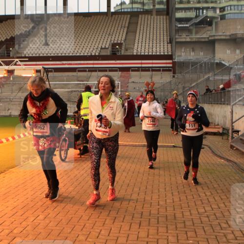 08.12.2024 - St. Pauli X-Mass-Run No. 14 Kathrin Stürmer Photography http://msf.ph/oto/7525080 08.12.2024 10:06:39 Ziel 129, 151, 165, 719, 1720, 1940, 2062, 2208, 2346, 2751, 2755, 2843, 2861, 2888, 3083, 3337, 3343 meine-sportfotos.de