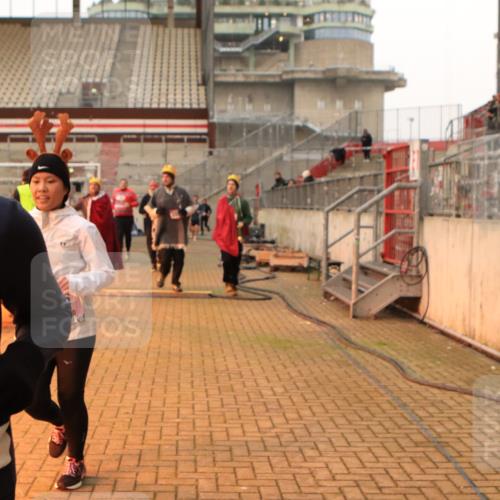 08.12.2024 - St. Pauli X-Mass-Run No. 14 Kathrin Stürmer Photography http://msf.ph/oto/7525087 08.12.2024 10:06:41 Ziel 129, 151, 165, 1720, 1940, 2062, 2208, 2346, 2843, 2861, 2888, 3337, 3338, 3342, 3343 meine-sportfotos.de