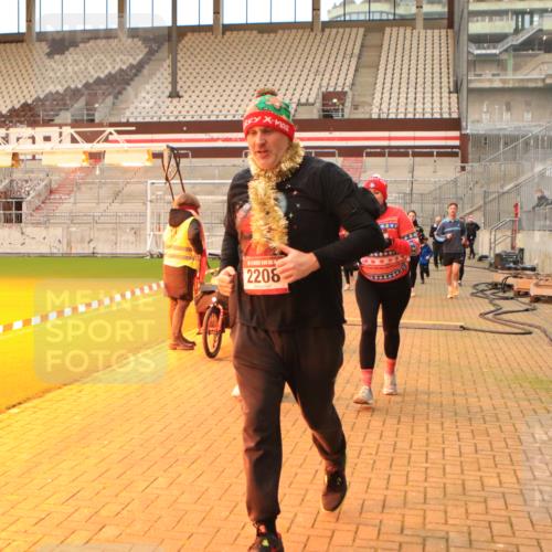 08.12.2024 - St. Pauli X-Mass-Run No. 14 Kathrin Stürmer Photography http://msf.ph/oto/7525105 08.12.2024 10:06:46 Ziel 129, 151, 165, 1007, 1720, 2099, 2208, 2212, 2346, 2843, 2861, 2888, 3338, 3342 meine-sportfotos.de