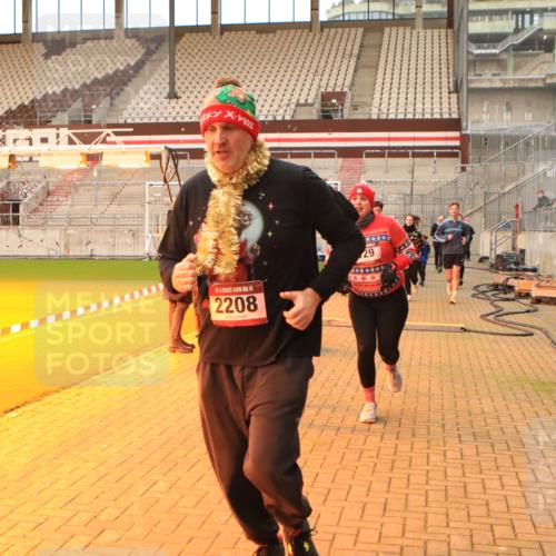 08.12.2024 - St. Pauli X-Mass-Run No. 14 Kathrin Stürmer Photography http://msf.ph/oto/7525106 08.12.2024 10:06:46 Ziel 129, 151, 165, 1007, 1720, 2099, 2208, 2212, 2346, 2843, 2861, 2888, 3338, 3342 meine-sportfotos.de