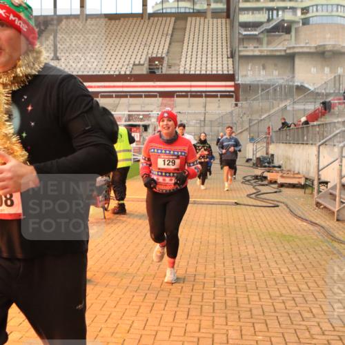 08.12.2024 - St. Pauli X-Mass-Run No. 14 Kathrin Stürmer Photography http://msf.ph/oto/7525108 08.12.2024 10:06:46 Ziel 129, 151, 165, 1007, 1720, 2099, 2208, 2212, 2346, 2843, 2861, 2888, 3338, 3342 meine-sportfotos.de