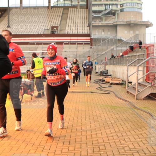 08.12.2024 - St. Pauli X-Mass-Run No. 14 Kathrin Stürmer Photography http://msf.ph/oto/7525109 08.12.2024 10:06:46 Ziel 129, 151, 165, 1007, 1720, 2099, 2208, 2212, 2346, 2843, 2861, 2888, 3338, 3342 meine-sportfotos.de