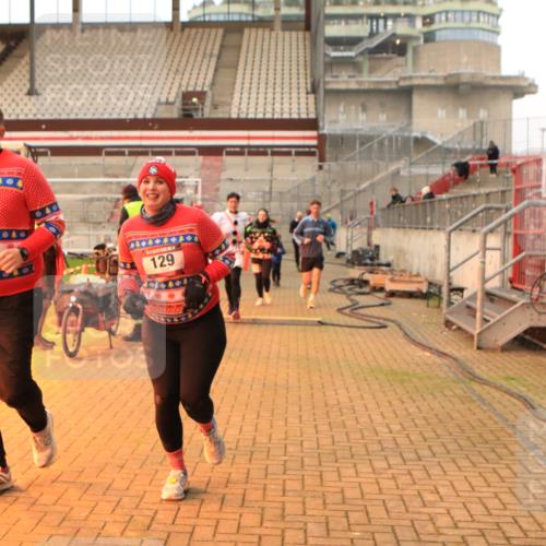 08.12.2024 - St. Pauli X-Mass-Run No. 14 Kathrin Stürmer Photography http://msf.ph/oto/7525110 08.12.2024 10:06:47 Ziel 129, 151, 165, 1007, 1720, 2099, 2208, 2212, 2346, 2843, 2861, 2888, 3338, 3342 meine-sportfotos.de