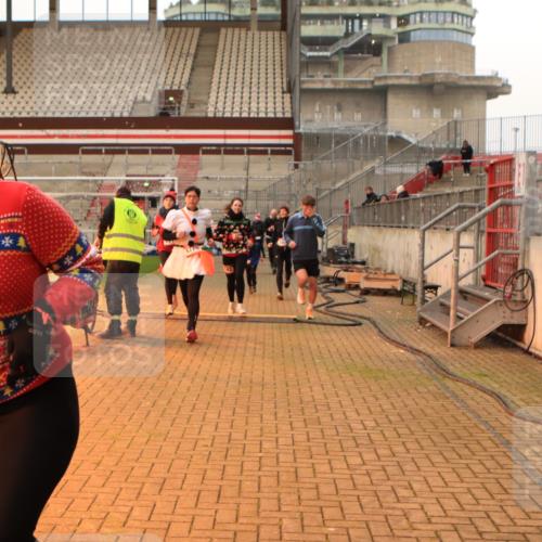 08.12.2024 - St. Pauli X-Mass-Run No. 14 Kathrin Stürmer Photography http://msf.ph/oto/7525112 08.12.2024 10:06:47 Ziel 129, 151, 165, 1007, 1720, 2099, 2208, 2212, 2346, 2843, 2861, 2888, 3338, 3342 meine-sportfotos.de