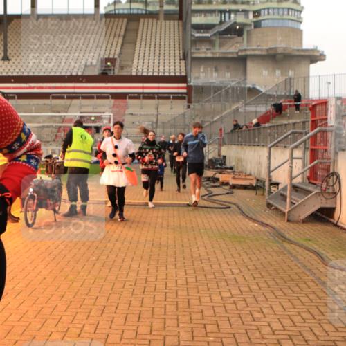 08.12.2024 - St. Pauli X-Mass-Run No. 14 Kathrin Stürmer Photography http://msf.ph/oto/7525113 08.12.2024 10:06:48 Ziel 129, 151, 165, 1007, 1124, 1720, 2099, 2208, 2212, 2346, 2843, 2861, 2888, 3338, 3342 meine-sportfotos.de