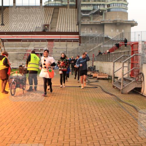 08.12.2024 - St. Pauli X-Mass-Run No. 14 Kathrin Stürmer Photography http://msf.ph/oto/7525114 08.12.2024 10:06:48 Ziel 129, 151, 165, 1007, 1124, 1720, 2099, 2208, 2212, 2346, 2843, 2861, 2888, 3338, 3342 meine-sportfotos.de