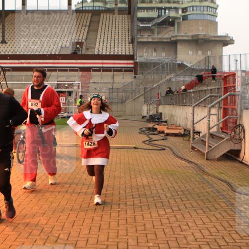 08.12.2024 - St. Pauli X-Mass-Run No. 14 Kathrin Stürmer Photography http://msf.ph/oto/7525146 08.12.2024 10:06:59 Ziel 892, 1007, 1124, 1426, 1720, 2099, 2212, 3153, 3338, 3342 meine-sportfotos.de