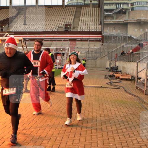 08.12.2024 - St. Pauli X-Mass-Run No. 14 Kathrin Stürmer Photography http://msf.ph/oto/7525147 08.12.2024 10:06:59 Ziel 892, 1007, 1124, 1426, 1720, 2099, 2212, 3153, 3338, 3342 meine-sportfotos.de