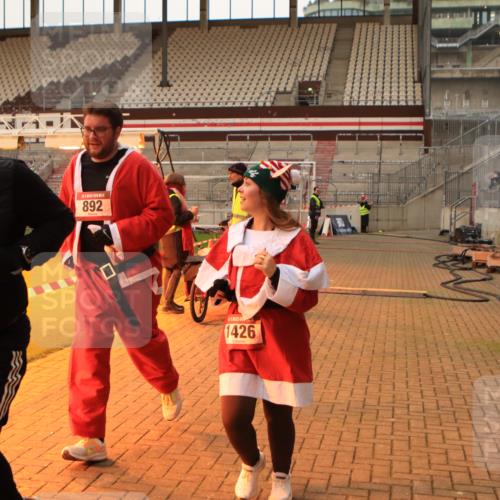 08.12.2024 - St. Pauli X-Mass-Run No. 14 Kathrin Stürmer Photography http://msf.ph/oto/7525150 08.12.2024 10:06:59 Ziel 892, 1007, 1124, 1426, 1720, 2099, 2212, 3153, 3338, 3342 meine-sportfotos.de
