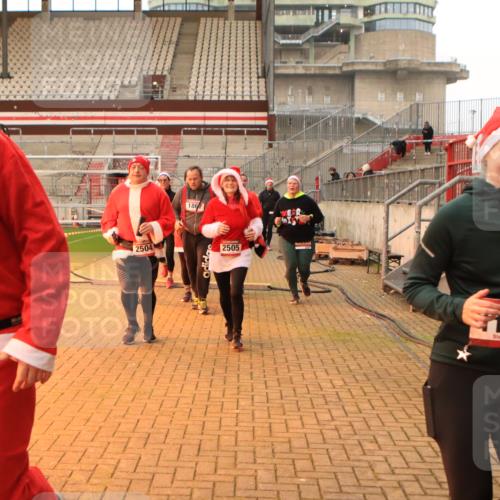 08.12.2024 - St. Pauli X-Mass-Run No. 14 Kathrin Stürmer Photography http://msf.ph/oto/7525170 08.12.2024 10:07:20 Ziel 9, 11, 83, 580, 1092, 1152, 1153, 1274, 1297, 1685, 1867, 2350, 2501, 2504, 2505 meine-sportfotos.de