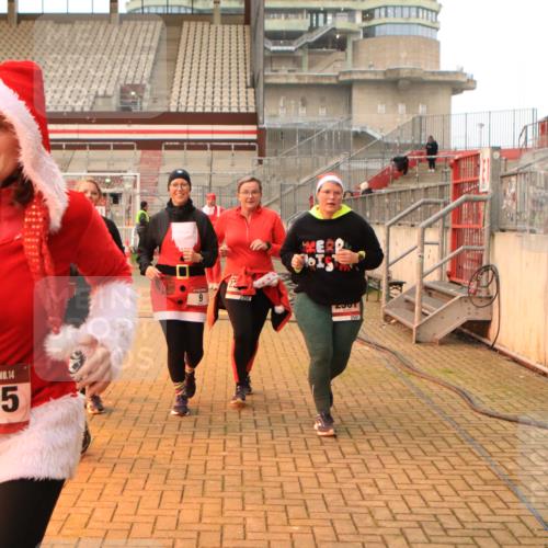 08.12.2024 - St. Pauli X-Mass-Run No. 14 Kathrin Stürmer Photography http://msf.ph/oto/7525175 08.12.2024 10:07:22 Ziel 9, 11, 83, 580, 1092, 1152, 1153, 1274, 1297, 1685, 1867, 2350, 2501, 2504, 2505, 3010, 3012 meine-sportfotos.de