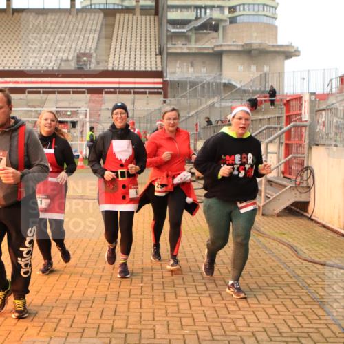 08.12.2024 - St. Pauli X-Mass-Run No. 14 Kathrin Stürmer Photography http://msf.ph/oto/7525177 08.12.2024 10:07:22 Ziel 9, 11, 83, 580, 1092, 1152, 1153, 1274, 1297, 1685, 1867, 2350, 2501, 2504, 2505, 3010, 3012 meine-sportfotos.de