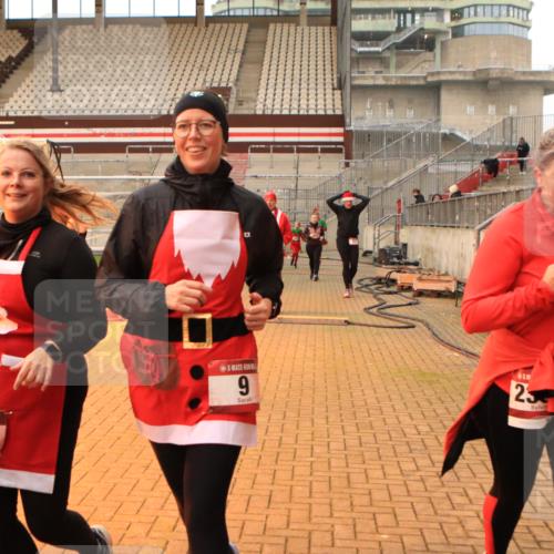 08.12.2024 - St. Pauli X-Mass-Run No. 14 Kathrin Stürmer Photography http://msf.ph/oto/7525183 08.12.2024 10:07:24 Ziel 9, 11, 83, 580, 1092, 1152, 1153, 1274, 1297, 1685, 1867, 2350, 2501, 2504, 2505, 3010, 3012 meine-sportfotos.de