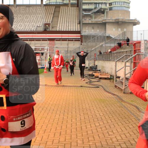 08.12.2024 - St. Pauli X-Mass-Run No. 14 Kathrin Stürmer Photography http://msf.ph/oto/7525185 08.12.2024 10:07:24 Ziel 9, 11, 83, 580, 1092, 1152, 1153, 1274, 1297, 1685, 1867, 2350, 2501, 2504, 2505, 3010, 3012 meine-sportfotos.de