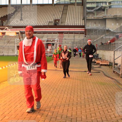 08.12.2024 - St. Pauli X-Mass-Run No. 14 Kathrin Stürmer Photography http://msf.ph/oto/7525190 08.12.2024 10:07:29 Ziel 9, 11, 83, 580, 1297, 1685, 1867, 2350, 2501, 2504, 2505, 2968, 2969, 3010, 3012 meine-sportfotos.de