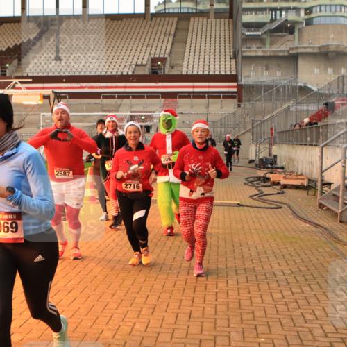 08.12.2024 - St. Pauli X-Mass-Run No. 14 Kathrin Stürmer Photography http://msf.ph/oto/7525214 08.12.2024 10:07:40 Ziel 309, 328, 580, 1048, 1058, 1390, 2587, 2716, 2961, 2964, 2968, 2969, 3010, 3012 meine-sportfotos.de