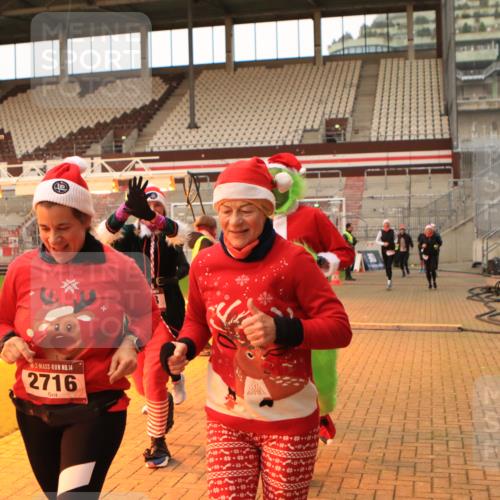 08.12.2024 - St. Pauli X-Mass-Run No. 14 Kathrin Stürmer Photography http://msf.ph/oto/7525216 08.12.2024 10:07:41 Ziel 309, 328, 1048, 1058, 1390, 2587, 2716, 2961, 2964, 2968, 2969, 3010, 3012 meine-sportfotos.de