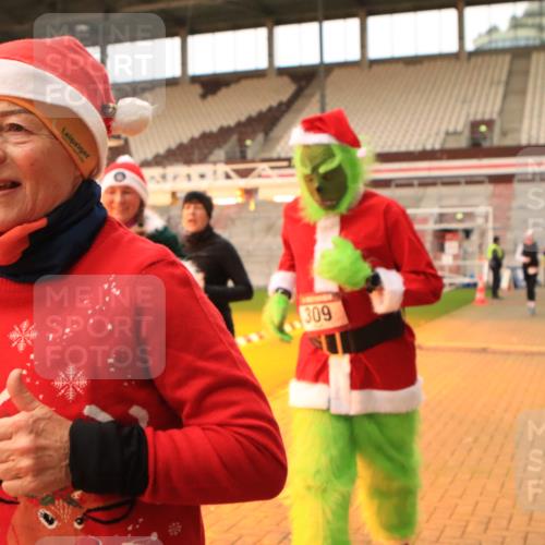 08.12.2024 - St. Pauli X-Mass-Run No. 14 Kathrin Stürmer Photography http://msf.ph/oto/7525219 08.12.2024 10:07:42 Ziel 309, 328, 1048, 1058, 1390, 2587, 2716, 2945, 2961, 2964, 2968, 2969, 3010, 3012 meine-sportfotos.de