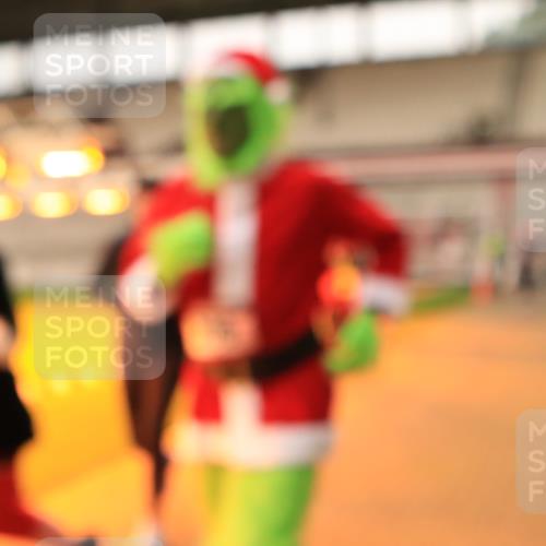 08.12.2024 - St. Pauli X-Mass-Run No. 14 Kathrin Stürmer Photography http://msf.ph/oto/7525220 08.12.2024 10:07:42 Ziel 309, 328, 1048, 1058, 1390, 2587, 2716, 2945, 2961, 2964, 2968, 2969, 3010, 3012 meine-sportfotos.de