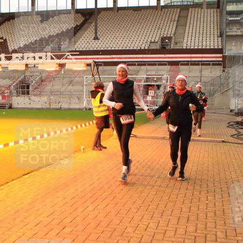 08.12.2024 - St. Pauli X-Mass-Run No. 14 Kathrin Stürmer Photography http://msf.ph/oto/7525222 08.12.2024 10:07:47 Ziel 309, 328, 690, 1048, 1058, 1390, 2587, 2716, 2945, 2961, 2964, 2968, 2969 meine-sportfotos.de