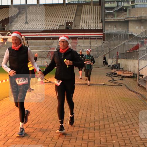 08.12.2024 - St. Pauli X-Mass-Run No. 14 Kathrin Stürmer Photography http://msf.ph/oto/7525225 08.12.2024 10:07:48 Ziel 309, 328, 690, 1048, 1058, 1390, 2587, 2716, 2945, 2961, 2964, 2968, 2969 meine-sportfotos.de