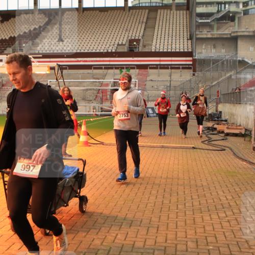 08.12.2024 - St. Pauli X-Mass-Run No. 14 Kathrin Stürmer Photography http://msf.ph/oto/7525246 08.12.2024 10:08:02 Ziel 292, 301, 485, 690, 997, 1026, 1423, 2753, 2945 meine-sportfotos.de