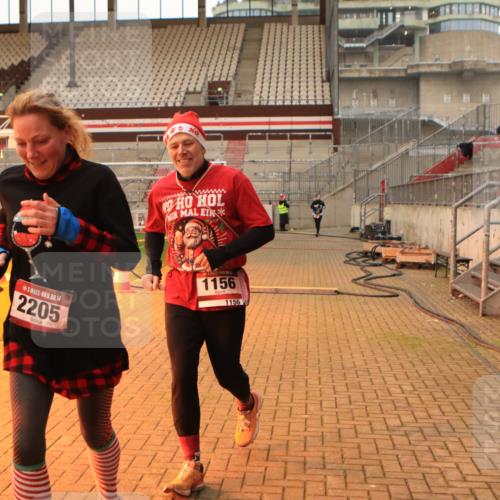 08.12.2024 - St. Pauli X-Mass-Run No. 14 Kathrin Stürmer Photography http://msf.ph/oto/7525321 08.12.2024 10:08:44 Ziel 325, 930, 1156, 1159, 2205 meine-sportfotos.de