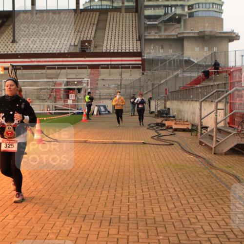 08.12.2024 - St. Pauli X-Mass-Run No. 14 Kathrin Stürmer Photography http://msf.ph/oto/7525329 08.12.2024 10:08:52 Ziel 325, 1156, 1159, 2205, 2749, 2752 meine-sportfotos.de