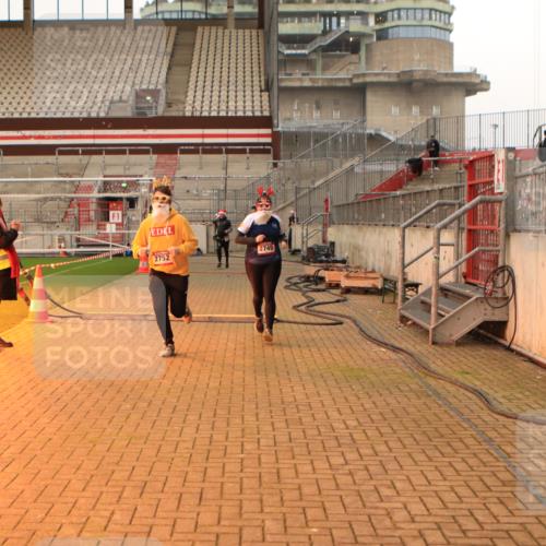 08.12.2024 - St. Pauli X-Mass-Run No. 14 Kathrin Stürmer Photography http://msf.ph/oto/7525345 08.12.2024 10:08:56 Ziel 325, 343, 891, 2749, 2752 meine-sportfotos.de