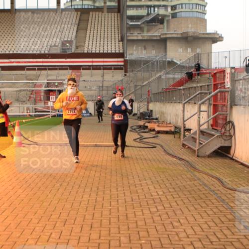 08.12.2024 - St. Pauli X-Mass-Run No. 14 Kathrin Stürmer Photography http://msf.ph/oto/7525346 08.12.2024 10:08:56 Ziel 325, 343, 891, 2749, 2752 meine-sportfotos.de