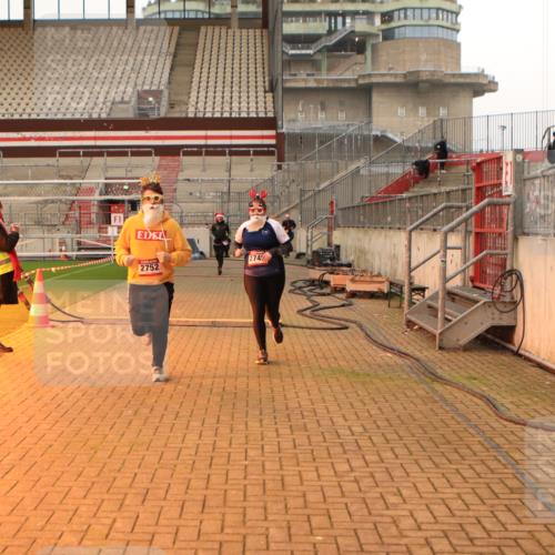 08.12.2024 - St. Pauli X-Mass-Run No. 14 Kathrin Stürmer Photography http://msf.ph/oto/7525347 08.12.2024 10:08:56 Ziel 325, 343, 891, 2749, 2752 meine-sportfotos.de