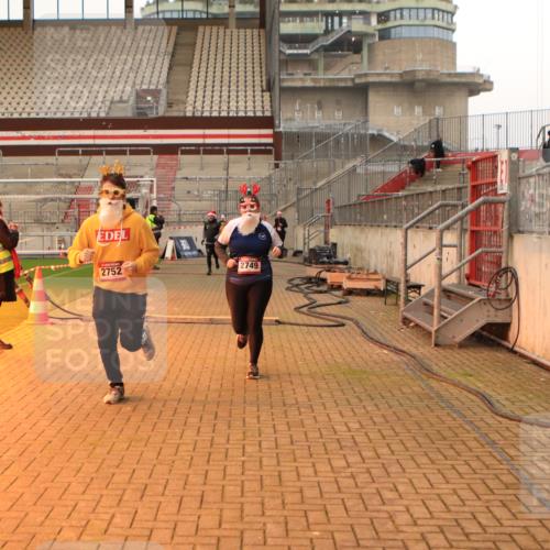 08.12.2024 - St. Pauli X-Mass-Run No. 14 Kathrin Stürmer Photography http://msf.ph/oto/7525349 08.12.2024 10:08:56 Ziel 325, 343, 891, 2749, 2752 meine-sportfotos.de
