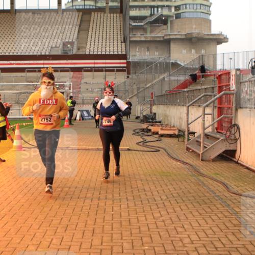 08.12.2024 - St. Pauli X-Mass-Run No. 14 Kathrin Stürmer Photography http://msf.ph/oto/7525350 08.12.2024 10:08:57 Ziel 12, 325, 343, 891, 2749, 2752 meine-sportfotos.de