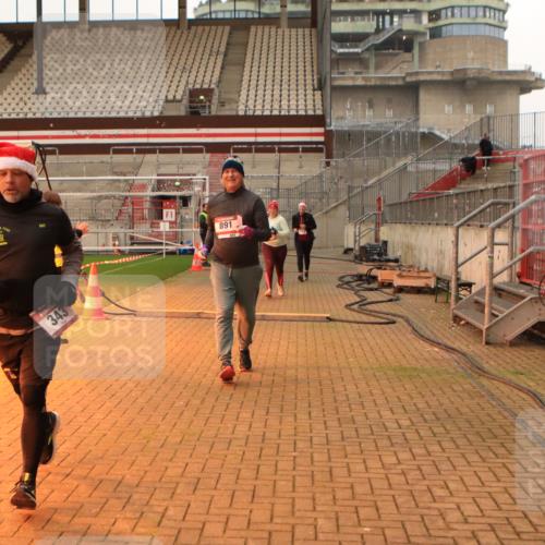 08.12.2024 - St. Pauli X-Mass-Run No. 14 Kathrin Stürmer Photography http://msf.ph/oto/7525370 08.12.2024 10:09:03 Ziel 12, 152, 325, 343, 891, 2749, 2752 meine-sportfotos.de