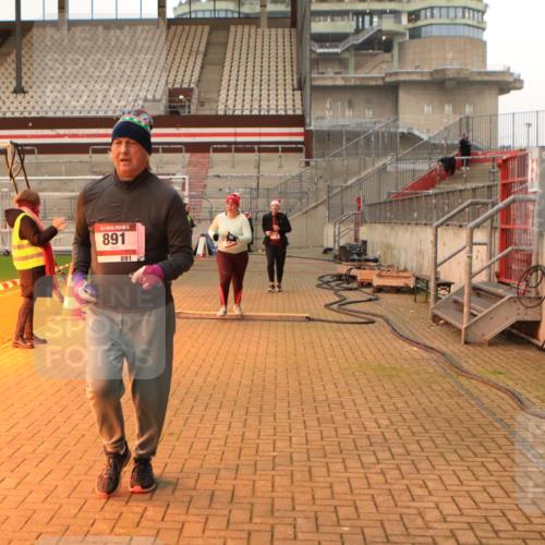 08.12.2024 - St. Pauli X-Mass-Run No. 14 Kathrin Stürmer Photography http://msf.ph/oto/7525377 08.12.2024 10:09:04 Ziel 12, 152, 325, 343, 891, 2749, 2752 meine-sportfotos.de