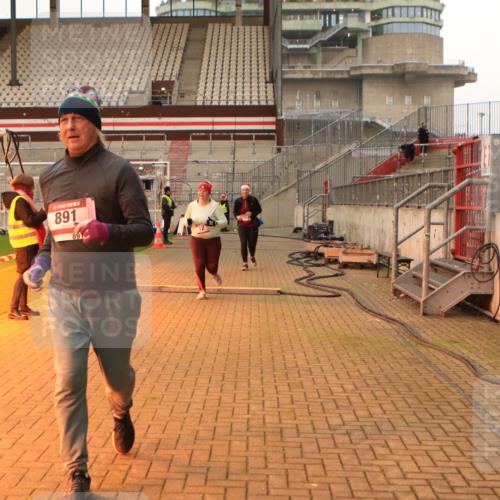 08.12.2024 - St. Pauli X-Mass-Run No. 14 Kathrin Stürmer Photography http://msf.ph/oto/7525378 08.12.2024 10:09:04 Ziel 12, 152, 325, 343, 891, 2749, 2752 meine-sportfotos.de