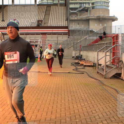 08.12.2024 - St. Pauli X-Mass-Run No. 14 Kathrin Stürmer Photography http://msf.ph/oto/7525379 08.12.2024 10:09:05 Ziel 12, 152, 343, 891, 2749, 2752 meine-sportfotos.de