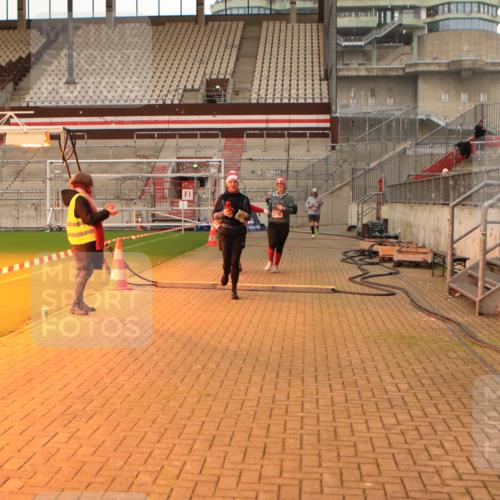 08.12.2024 - St. Pauli X-Mass-Run No. 14 Kathrin Stürmer Photography http://msf.ph/oto/7525410 08.12.2024 10:09:24 Ziel 513, 1227, 2210, 2951 meine-sportfotos.de