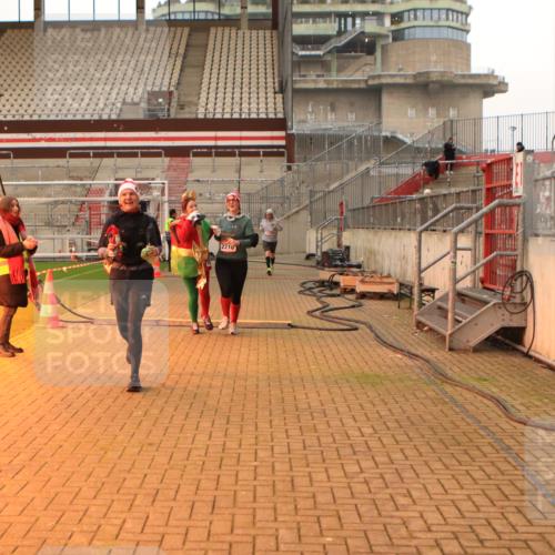 08.12.2024 - St. Pauli X-Mass-Run No. 14 Kathrin Stürmer Photography http://msf.ph/oto/7525417 08.12.2024 10:09:25 Ziel 513, 1227, 2210, 2951 meine-sportfotos.de